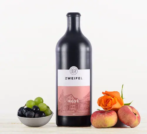 Zuercher-Rose-im-Steinkrug-VdP-75cl-2022-farmy-ch-01 Zweifel Rosé (Schweiz)