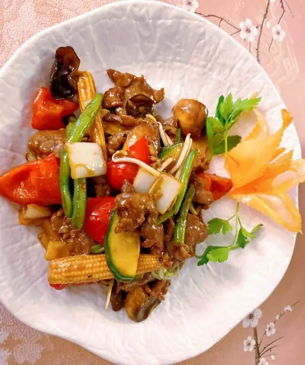 蔬菜炒牛肉 (2) 045 Gebratenes Rindfleisch mit gemischtem Gemüse