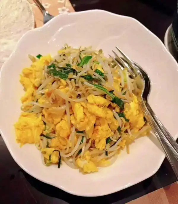 ZC8 Gebratene Eier mit Schnittlauch & Sojasprossen